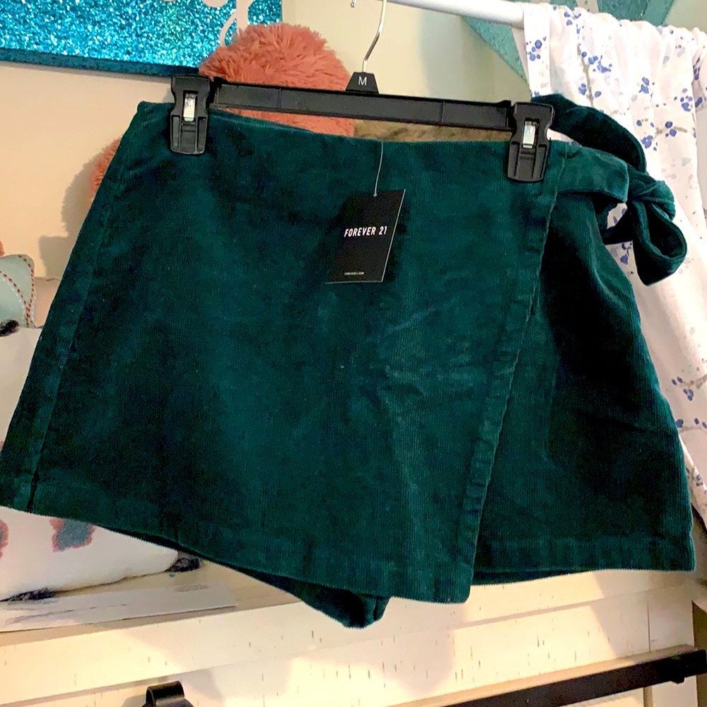 Shorts with skirt front style